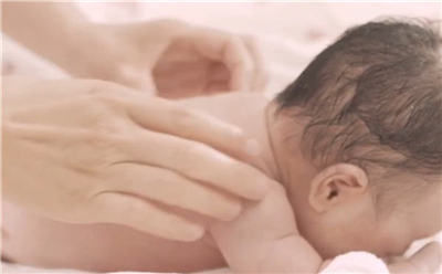 上海瑯悅月子會(huì )所嬰兒撫觸實(shí)拍
