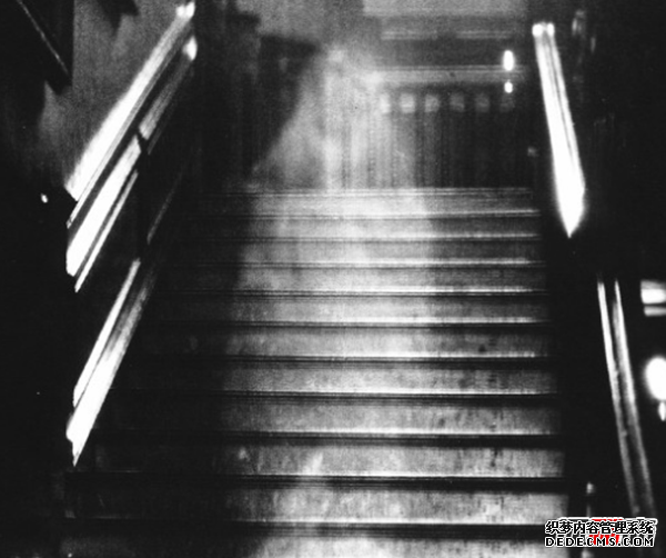 人死后的鬼魂照片?十張嚇死人30萬的照片