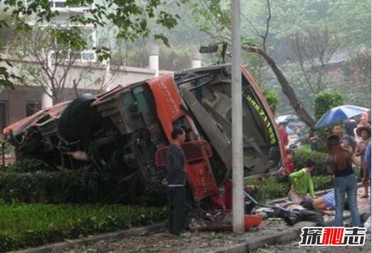 10·1重慶711公交靈異事件,大巴從橋上墜落致29人死亡