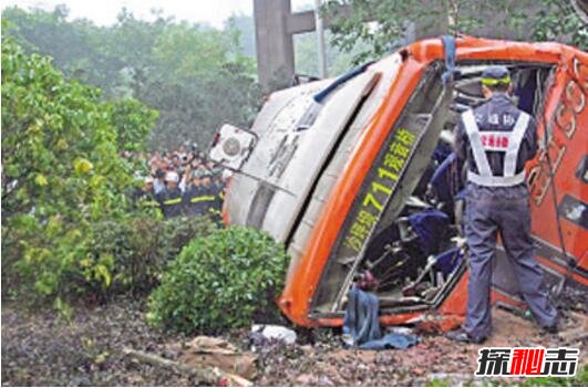 10·1重慶711公交靈異事件,大巴從橋上墜落致29人死亡